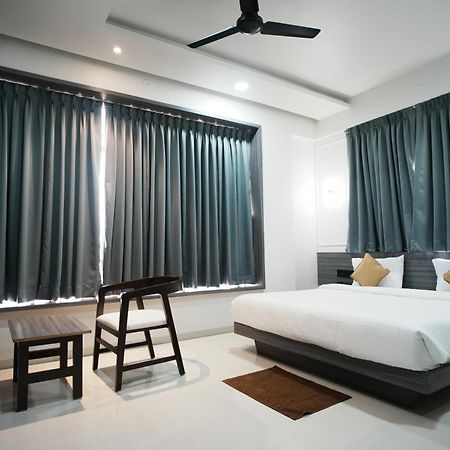 Hotel Oberon Solapur Exteriér fotografie
