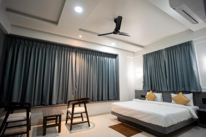 Hotel Oberon Solapur Exteriér fotografie