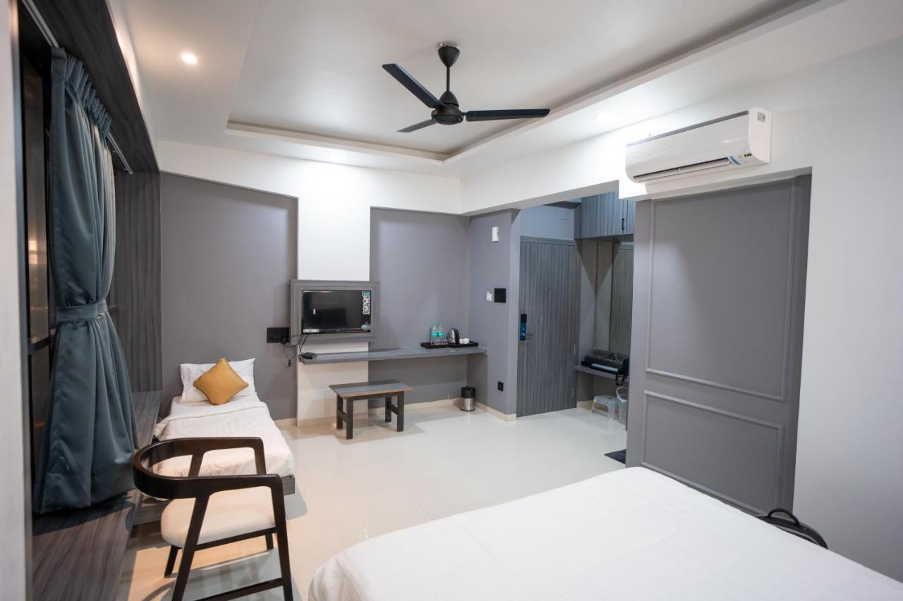 Hotel Oberon Solapur Exteriér fotografie