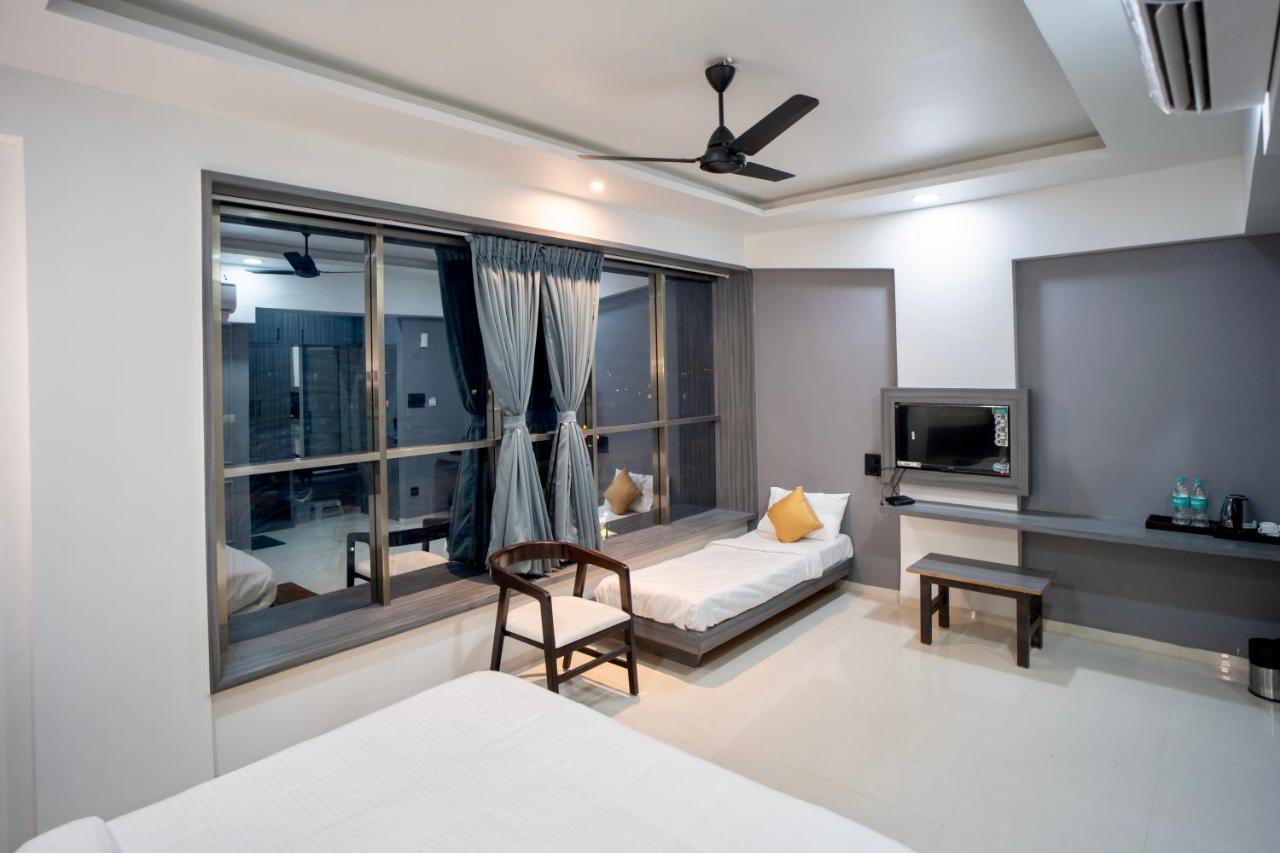 Hotel Oberon Solapur Exteriér fotografie