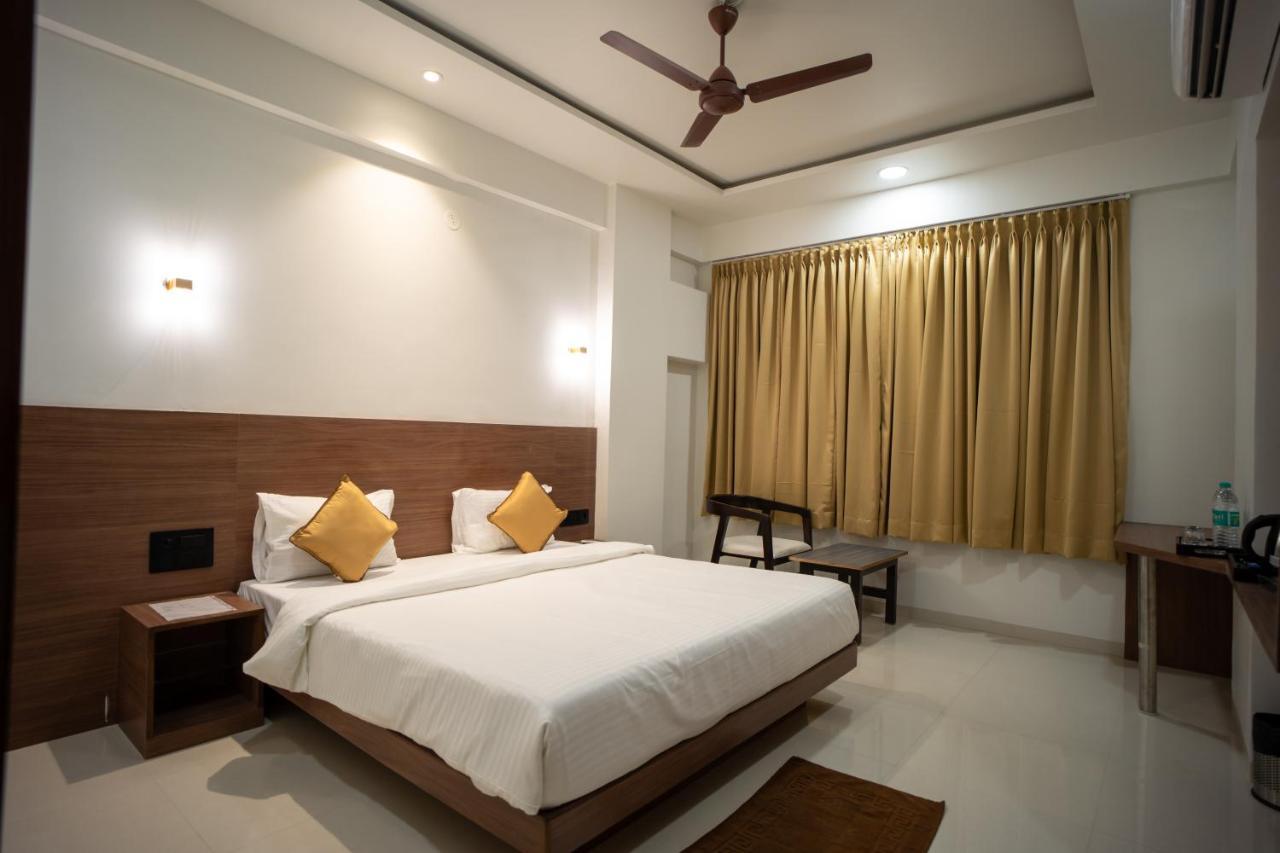 Hotel Oberon Solapur Exteriér fotografie