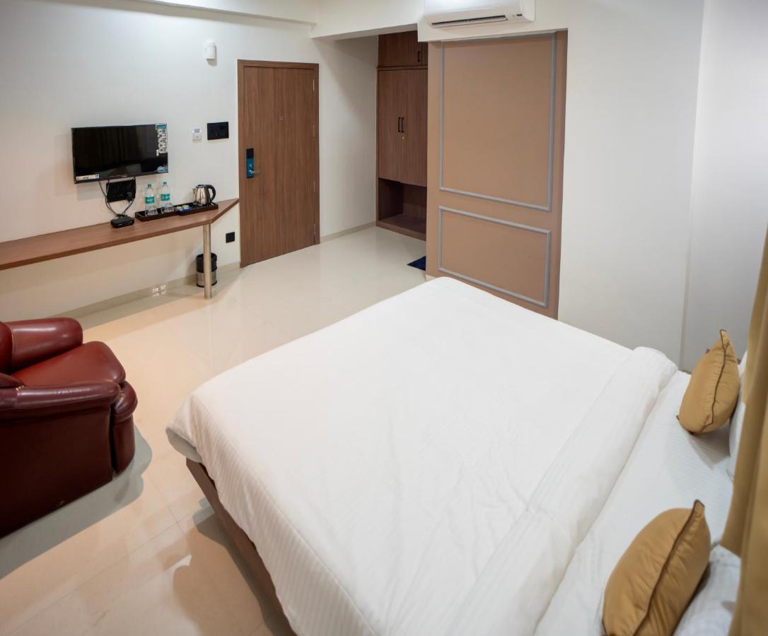 Hotel Oberon Solapur Exteriér fotografie