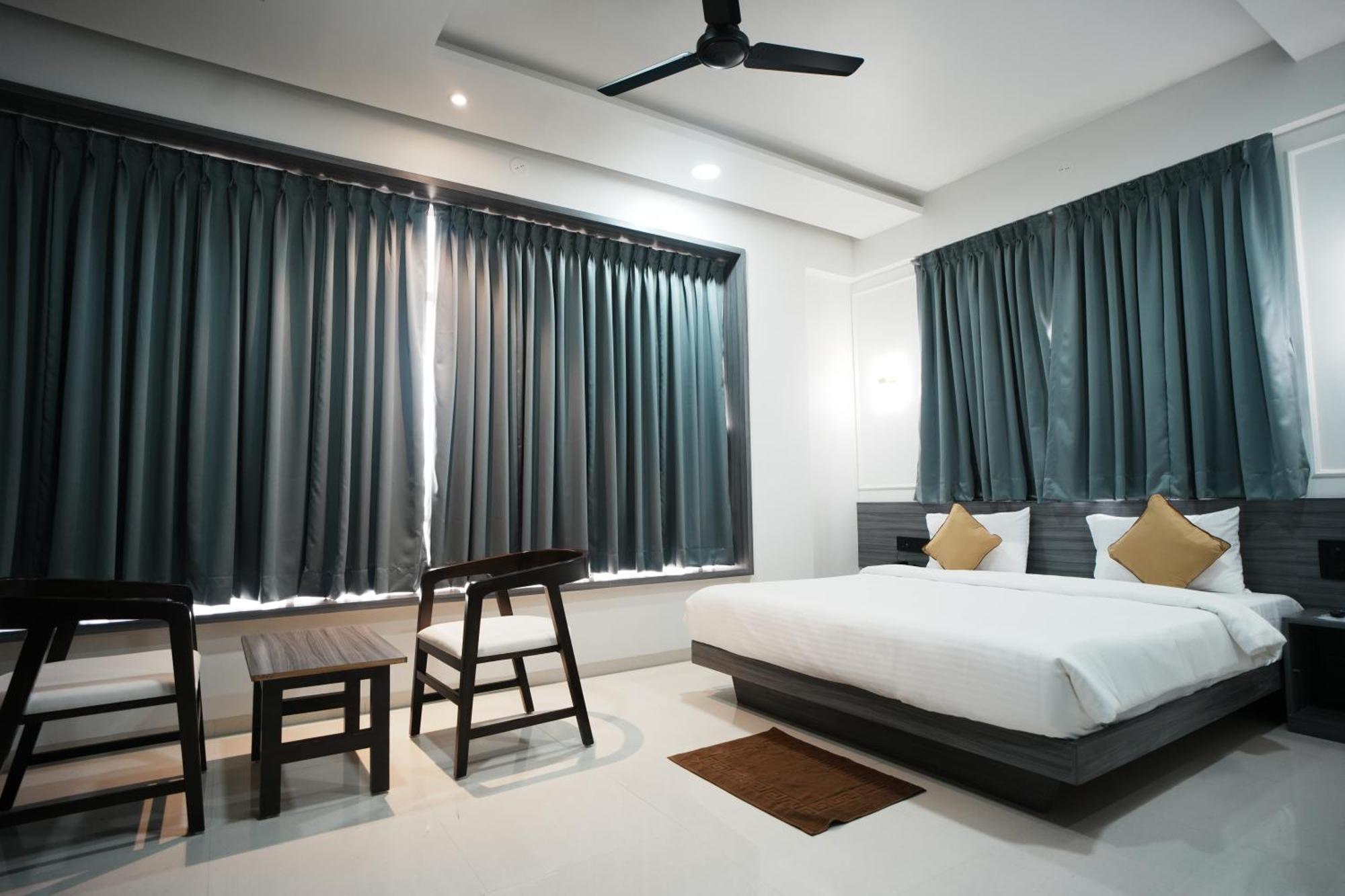 Hotel Oberon Solapur Exteriér fotografie