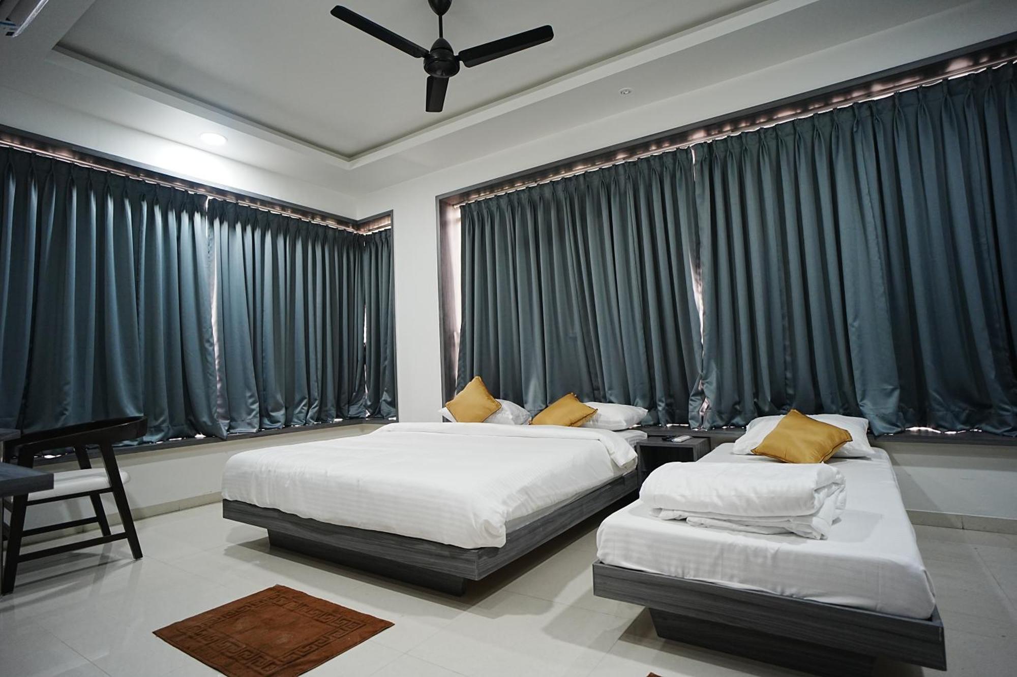 Hotel Oberon Solapur Exteriér fotografie